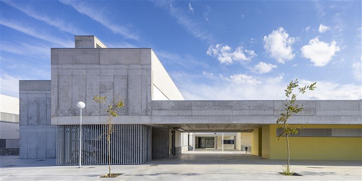 Vista del porche entre edificio principal y gimnasio