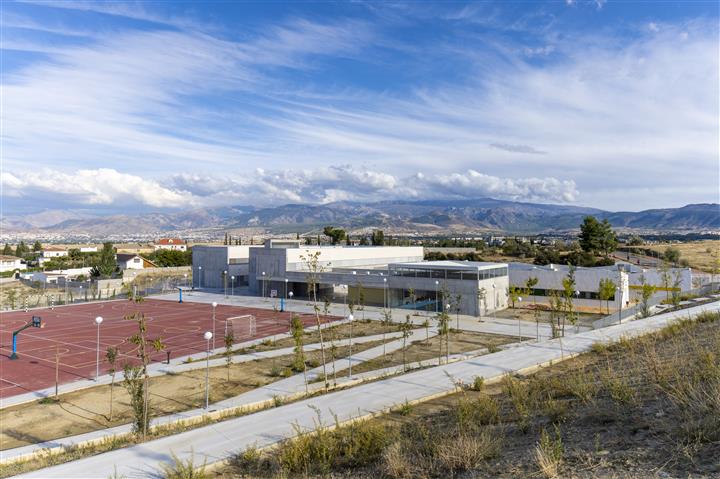 Vista general del colegio desde la urbanización