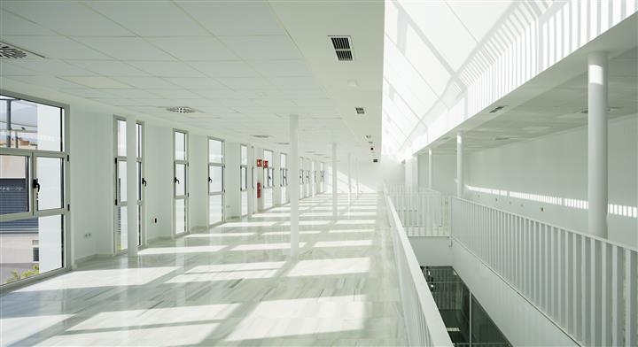 Atrio/lucernario con la gran sala de planta segunda.